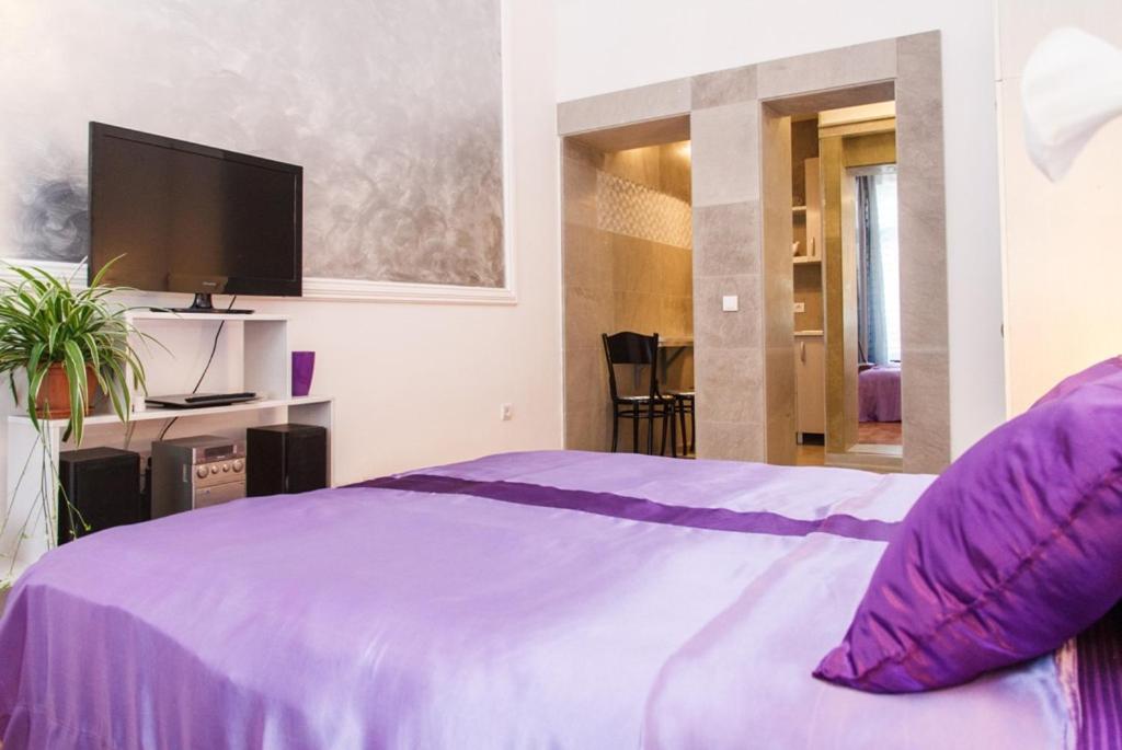 City Center Apartment With Balcony Belgrado Esterno foto